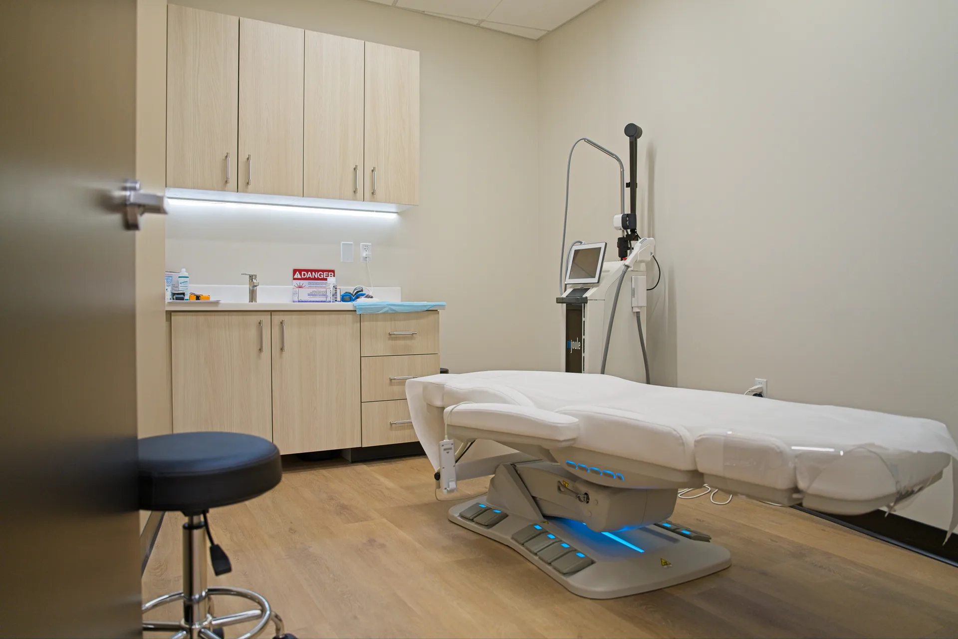 Everis Aesthetic Medicine clinic space 2